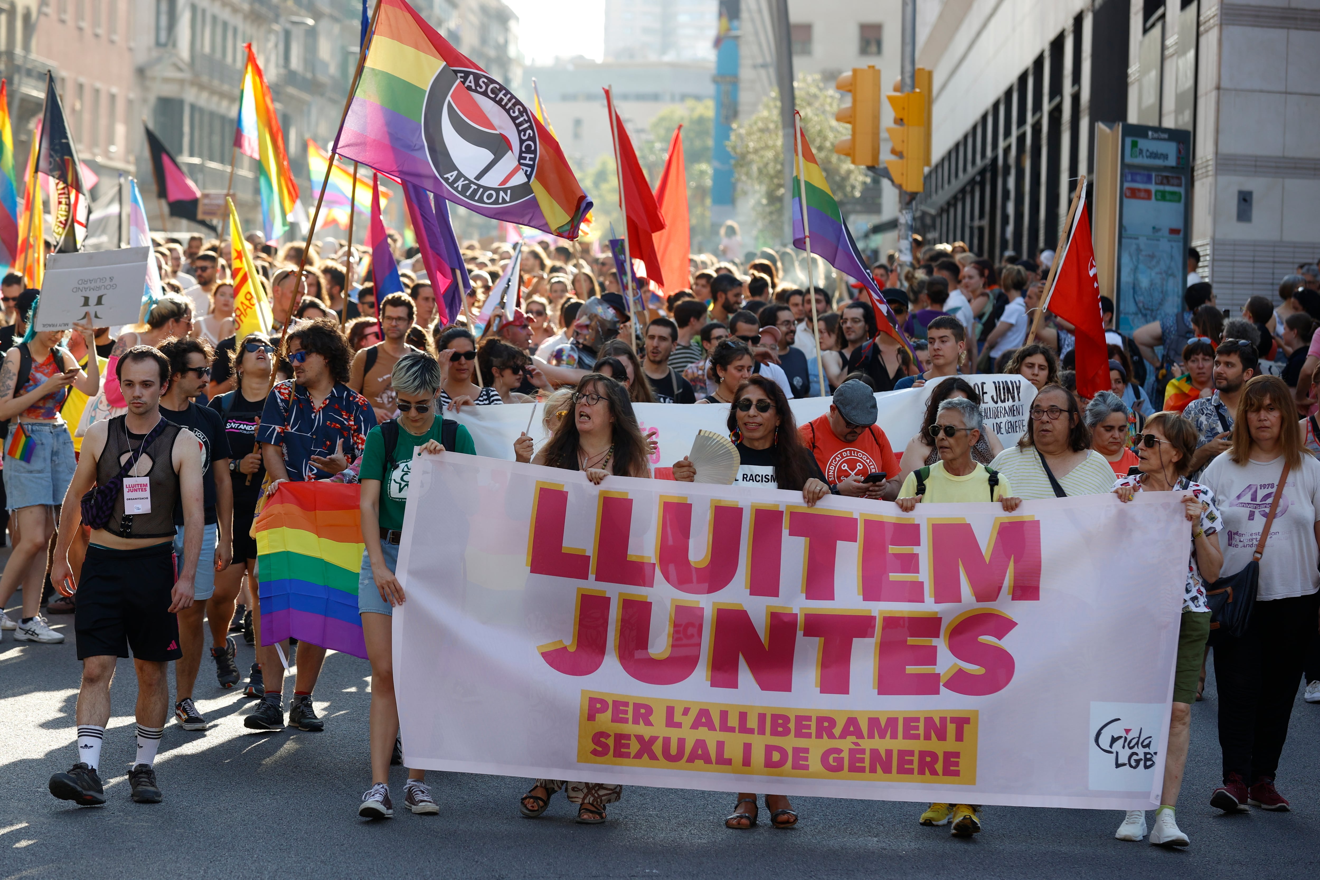 BARCELONA, 01/07/2023.- Cientos de personas participan en la marcha con motivo del Orgullo LGBTI este sábado, en Barcelona. EFE/ Toni Albir
