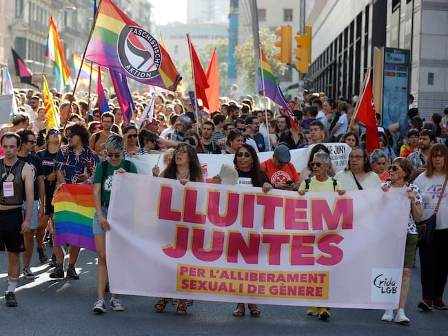 BARCELONA, 01/07/2023.- Cientos de personas participan en la marcha con motivo del Orgullo LGBTI este sábado, en Barcelona. EFE/ Toni Albir