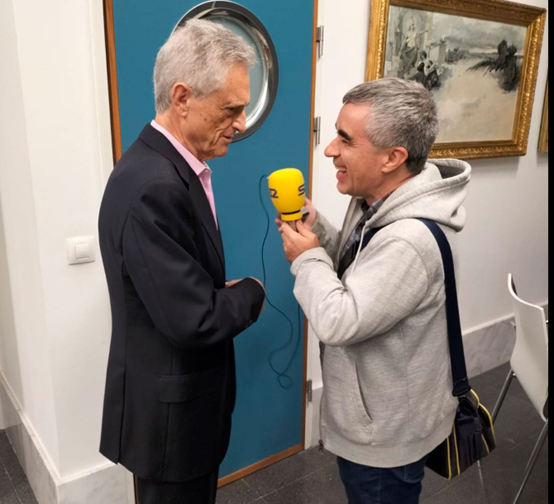 Luis Rojas Marcos, atendiendo a Radio Alcoy antes de dar su conferencia