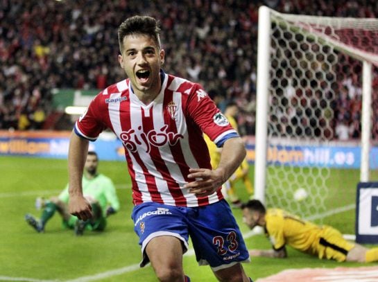 GRA493. GIJÓN, 29/04/2016.- El jugador del Sporting Jony celebra tras marcar el segundo gol ante el Eibar, durante el partido de Liga en Primera División que están disputando esta noche en el estadio de El Molinón, en Gijón. EFE/Alberto Morante