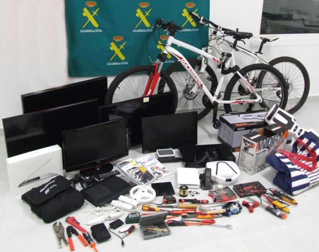 La Guardia Civil tiene en sus dependencias de Maó los objetos incautados procedentes de varios robos para que los auténticos dueños puedan reclamarlos.