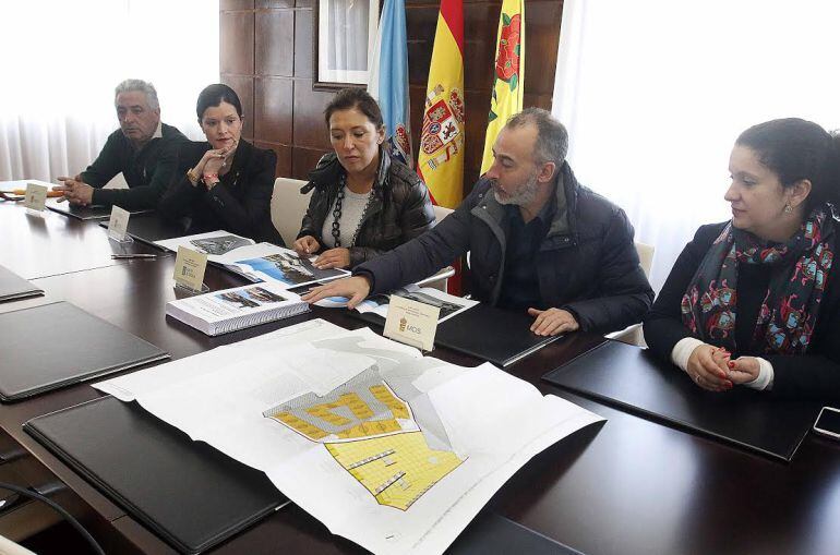 El arquitecto municipal explica el proyecto a la conselleira