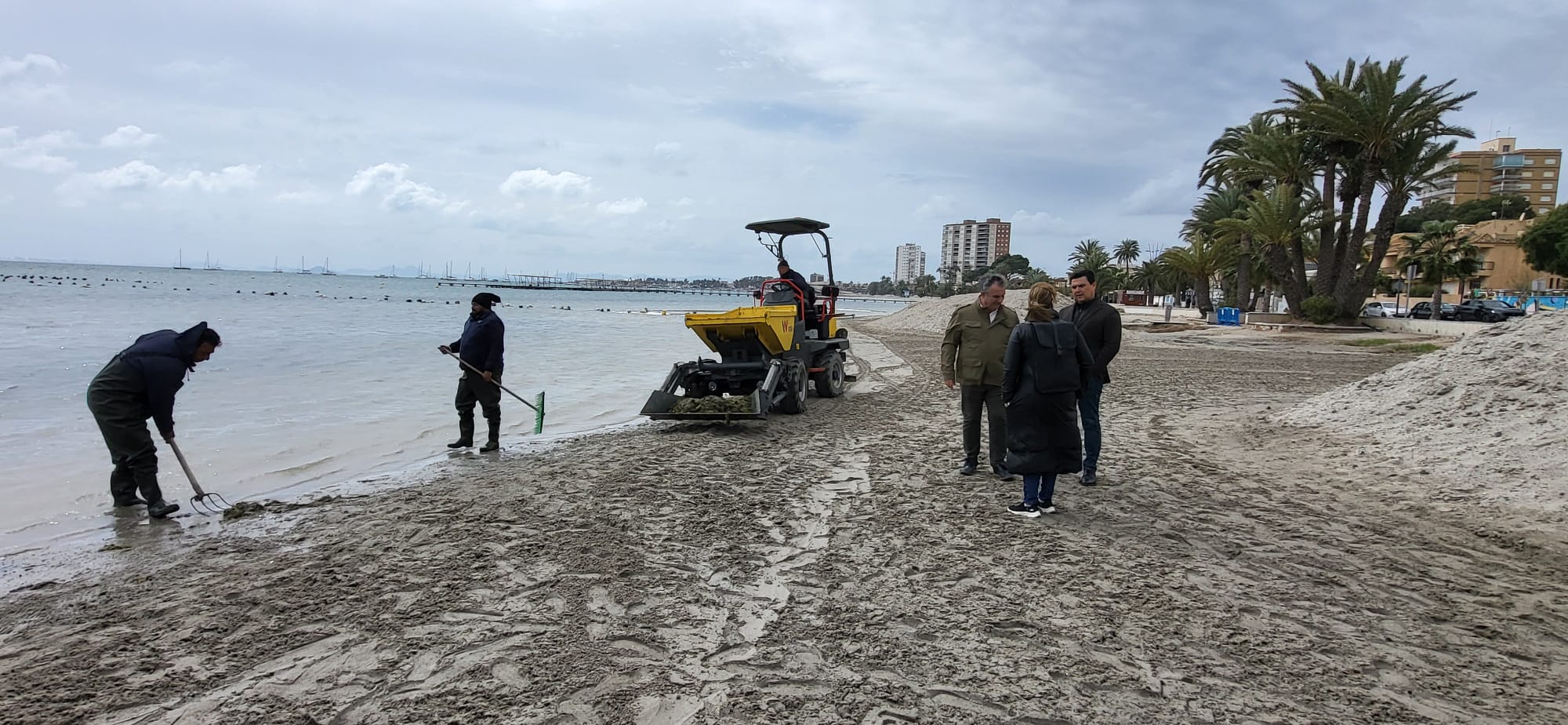 El consejero de Medio Ambiente, Universidades, Investigación y Mar Menor,  junto con el alcalde de San Javier,, durante la visita a las brigadas que realizan los trabajos de retirada de biomasa en el Mar Menor