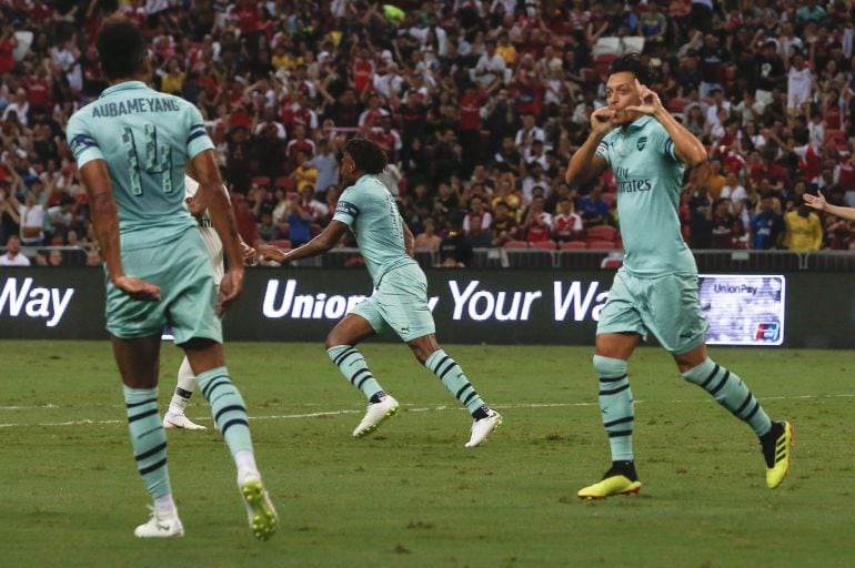 Ozil celebra su primer gol de la pretemporada con Aubameyang