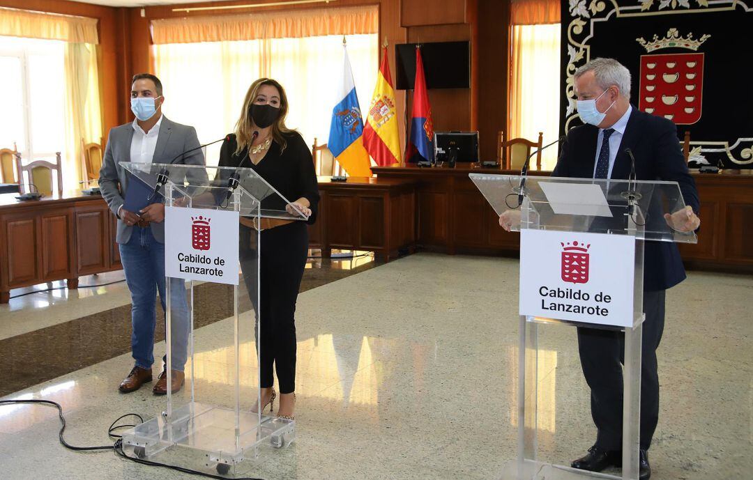 El consejero de Obras Públicas del Gobierno de Canarias, Sebastián Franquis, junto a la presidenta y el consejero de Obras Públicas del Cabildo de Lanzarote, María Dolores Corujo y Jacobo Medina.