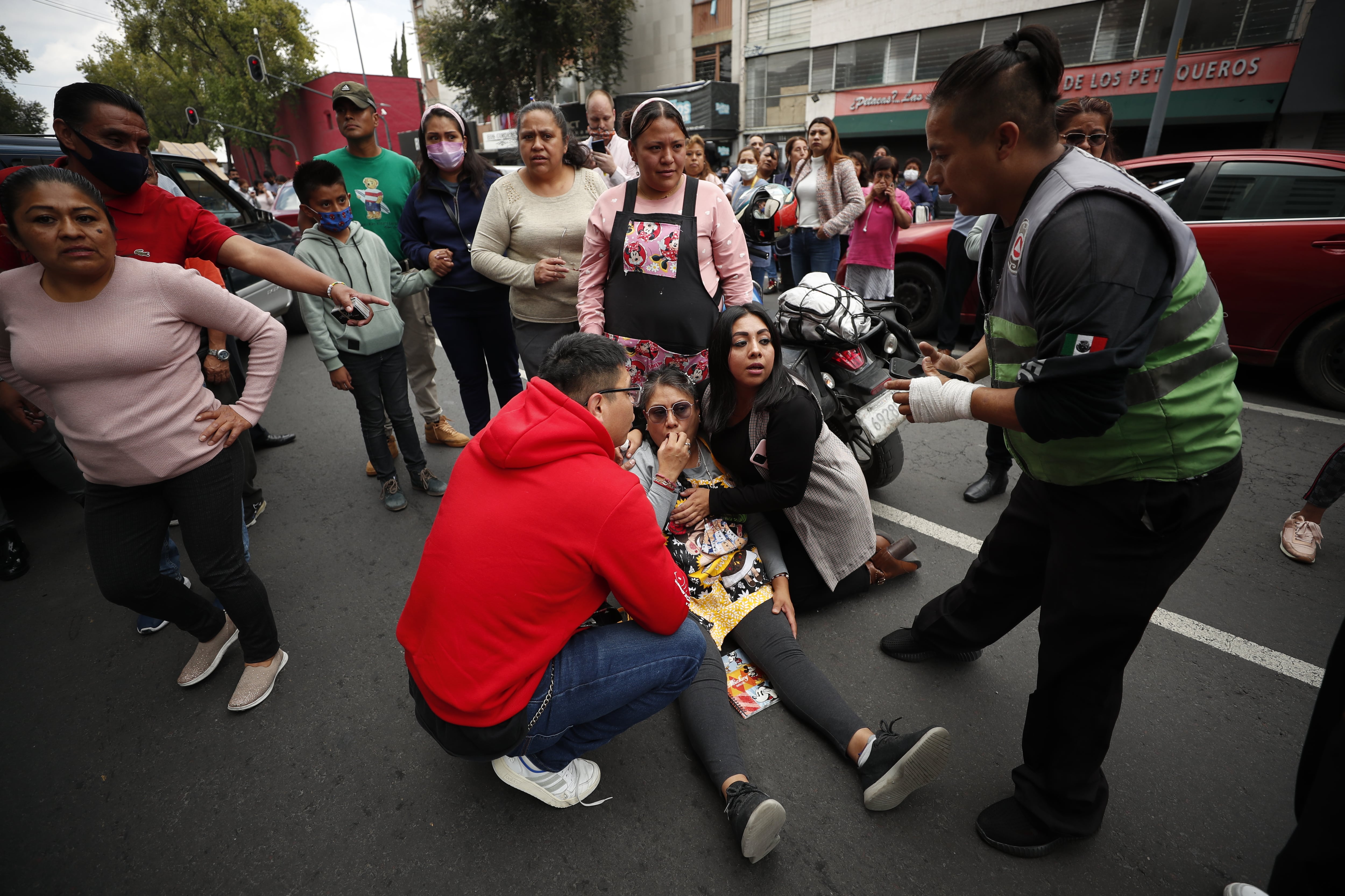 Personas en las calles después de activarse la alerta sísmica en la Ciudad de México (México)