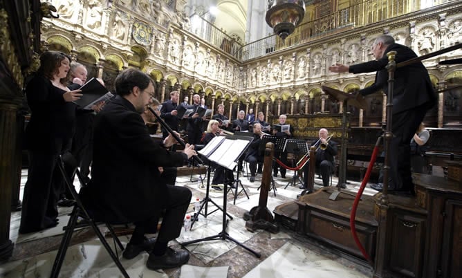 El musicólogo australiano, Michael Noone, dirige el Emsemble Plus Ultra durante la celebración de la Santa Misa In Memoriam del Greco en la catedral de Toledo