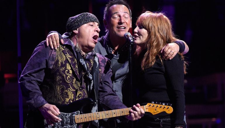 Steven Van Zandt, Bruce Springsteen y Patti Scialfa durante una actuación en el Madison Square Garden el 28 de marzo de 2016