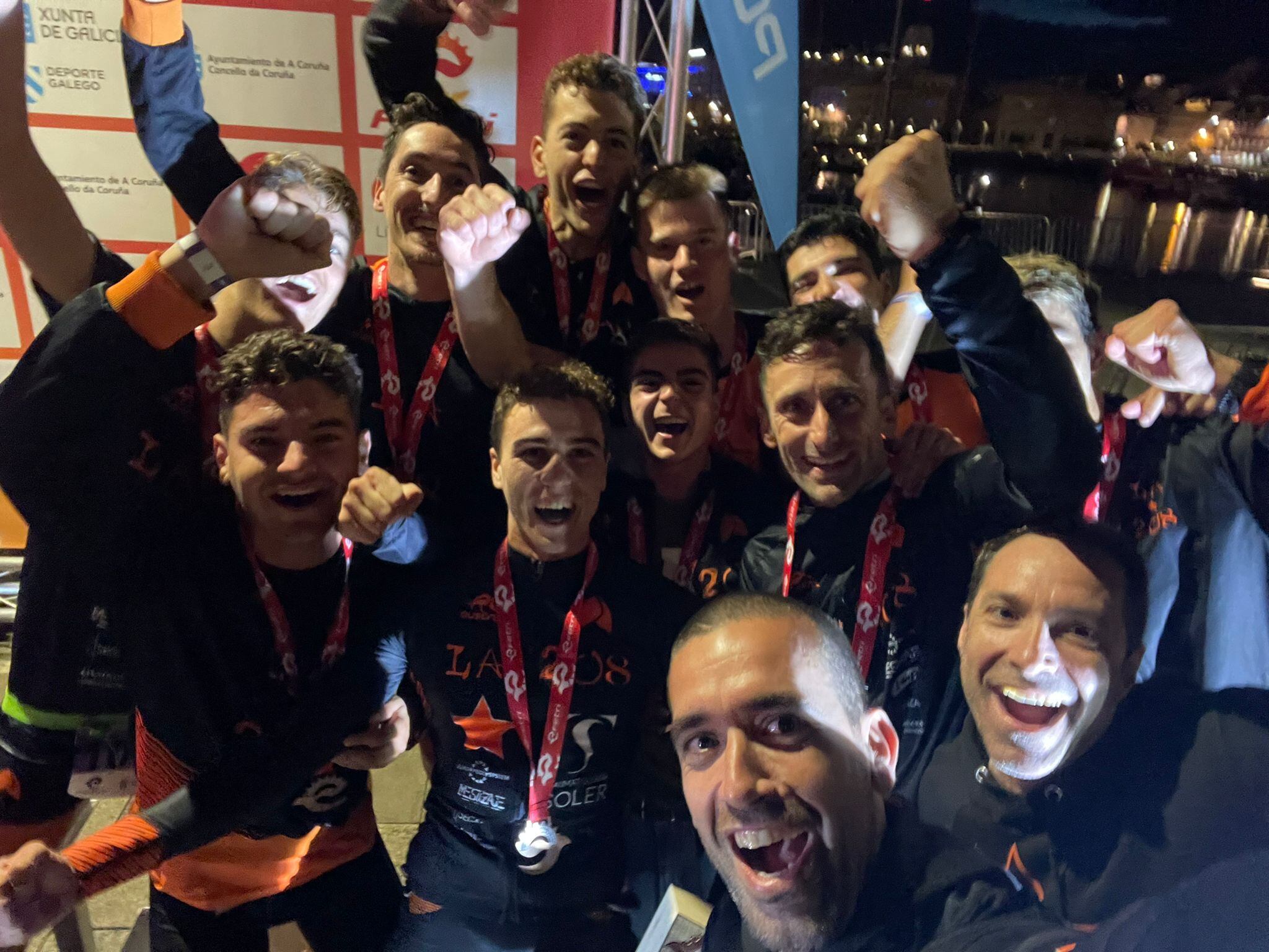El equipo masculino celebrando el ascenso a Segunda Nacional