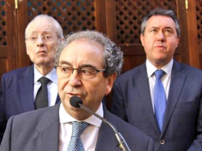 El hermano mayor de La Macarena, José Antonio Fernández Cabrero, se dirige a los presentes. Tras él, el alcalde Juan Espadas y el homenajeado, Luis León Vázquez