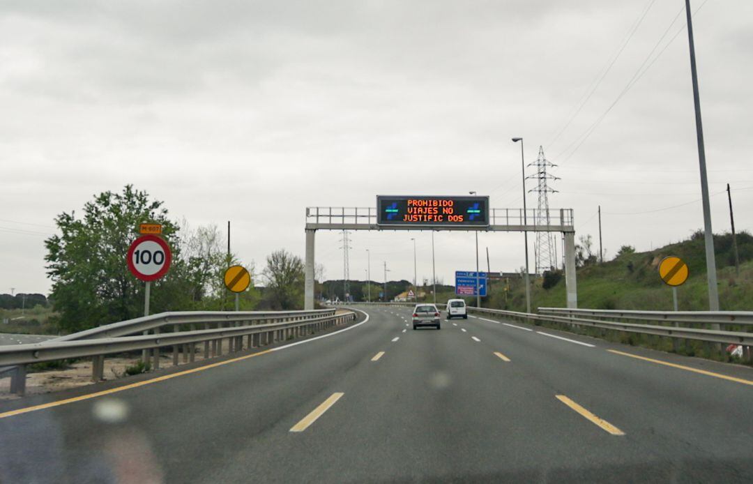 Cartel luminoso en una carretera en el que se lee &quot;Prohibido viajes no justificados&quot;, durante el sexto día de confinamiento desde que el Gobierno decretó el estado de alarma, en Madrid (España) a 20 de marzo de 2020.