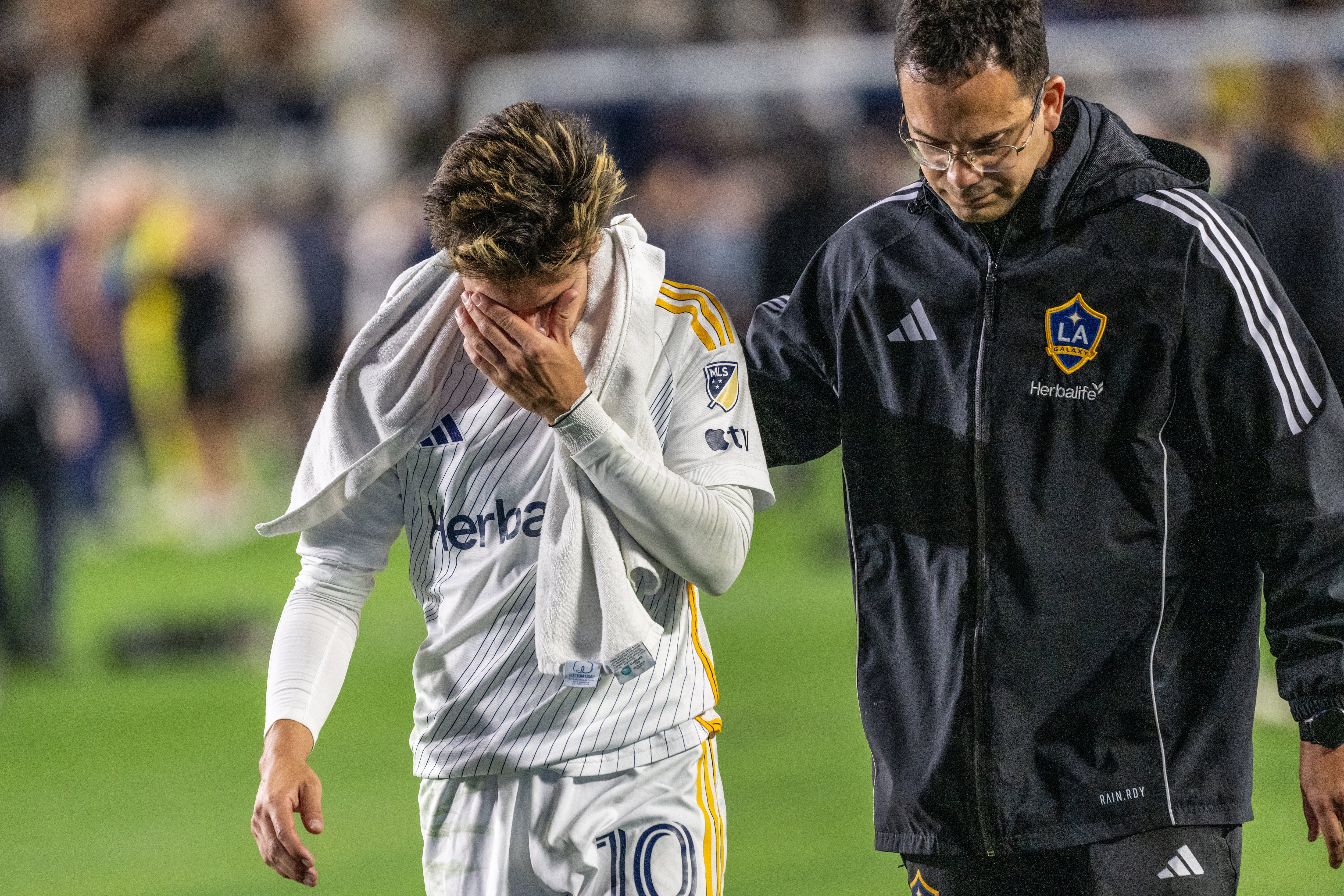 Riqui Puig abandona el terreno de juego entre lágrimas