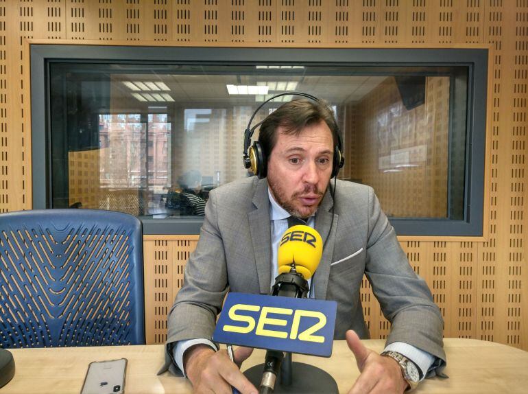 Óscar Puente durante una entrevista en Radio Valladolid