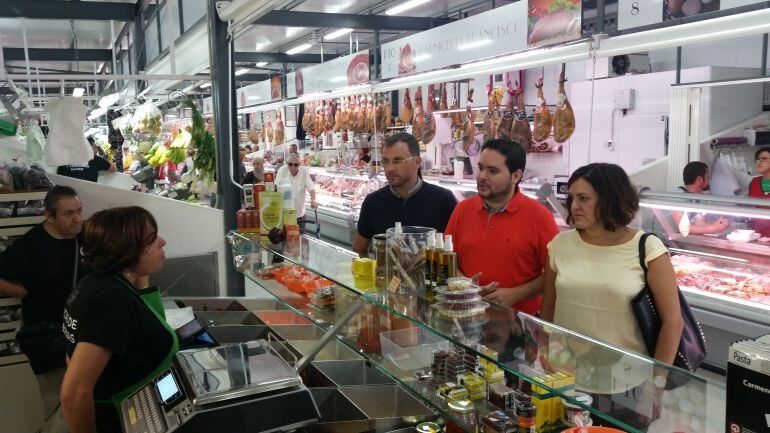 Los concejales de Ciudadanos en el mercado provisional