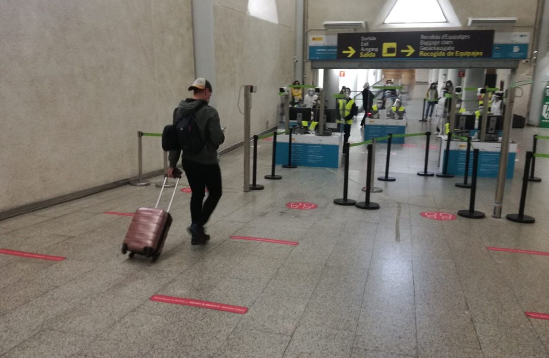 Control de pasajeros internacionales en el aeropuerto de Palma.