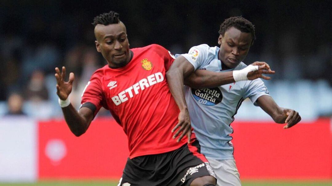 Lago Junior y Pione Sisto disputan un balón.