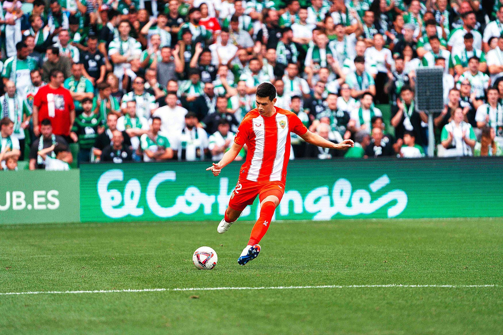 César Montes ha comenzado la temporada como titular en el Almería.