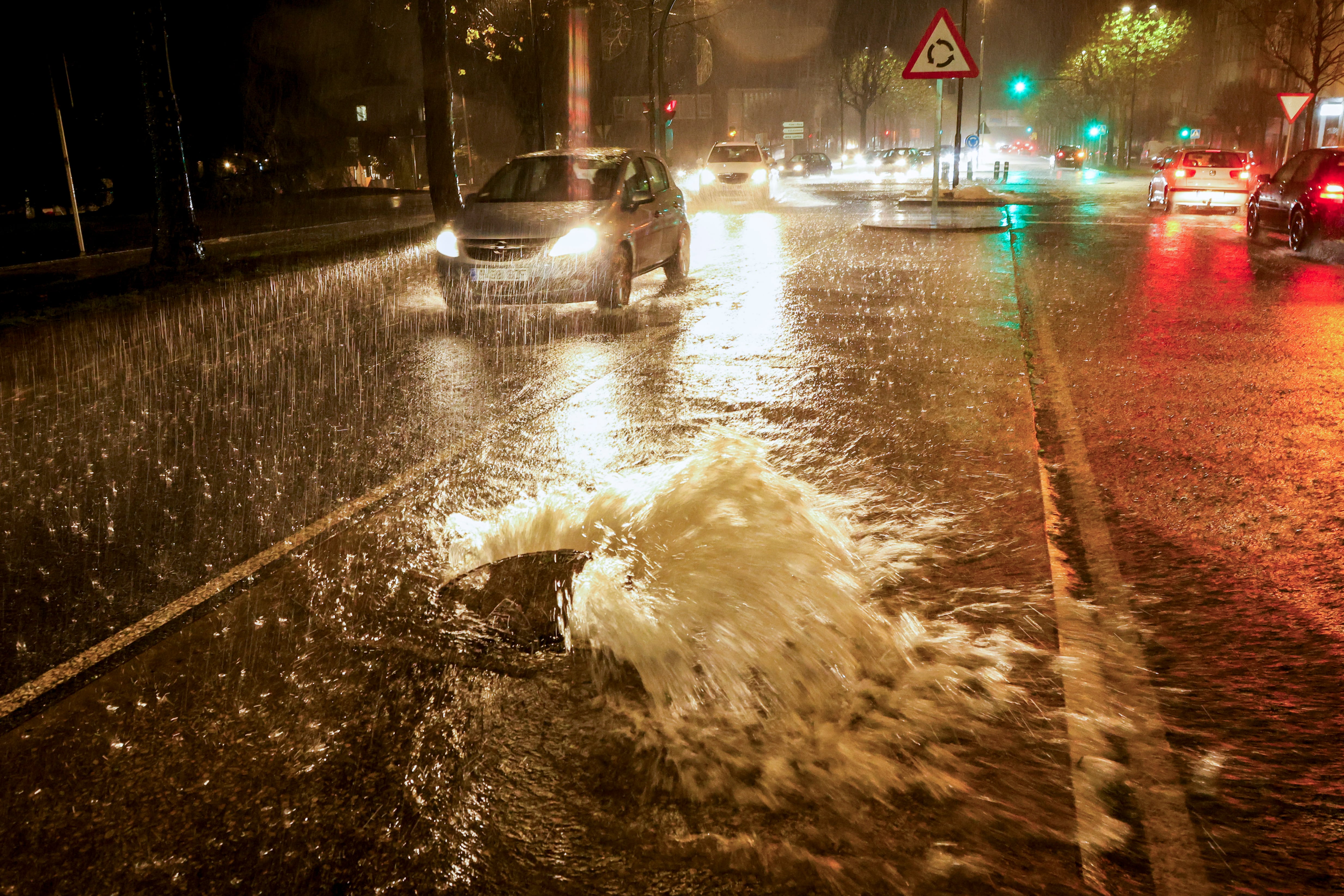 La lluvia ha dejado balsas de agua a primera hora de la mañana en varios puntos de Santiago de Compostela.