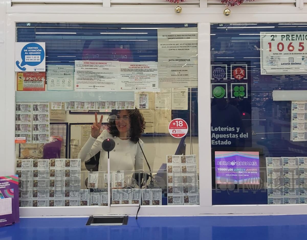 Loli López, vendedora de la administración de lotería del centro comercial Alcampo en Linares