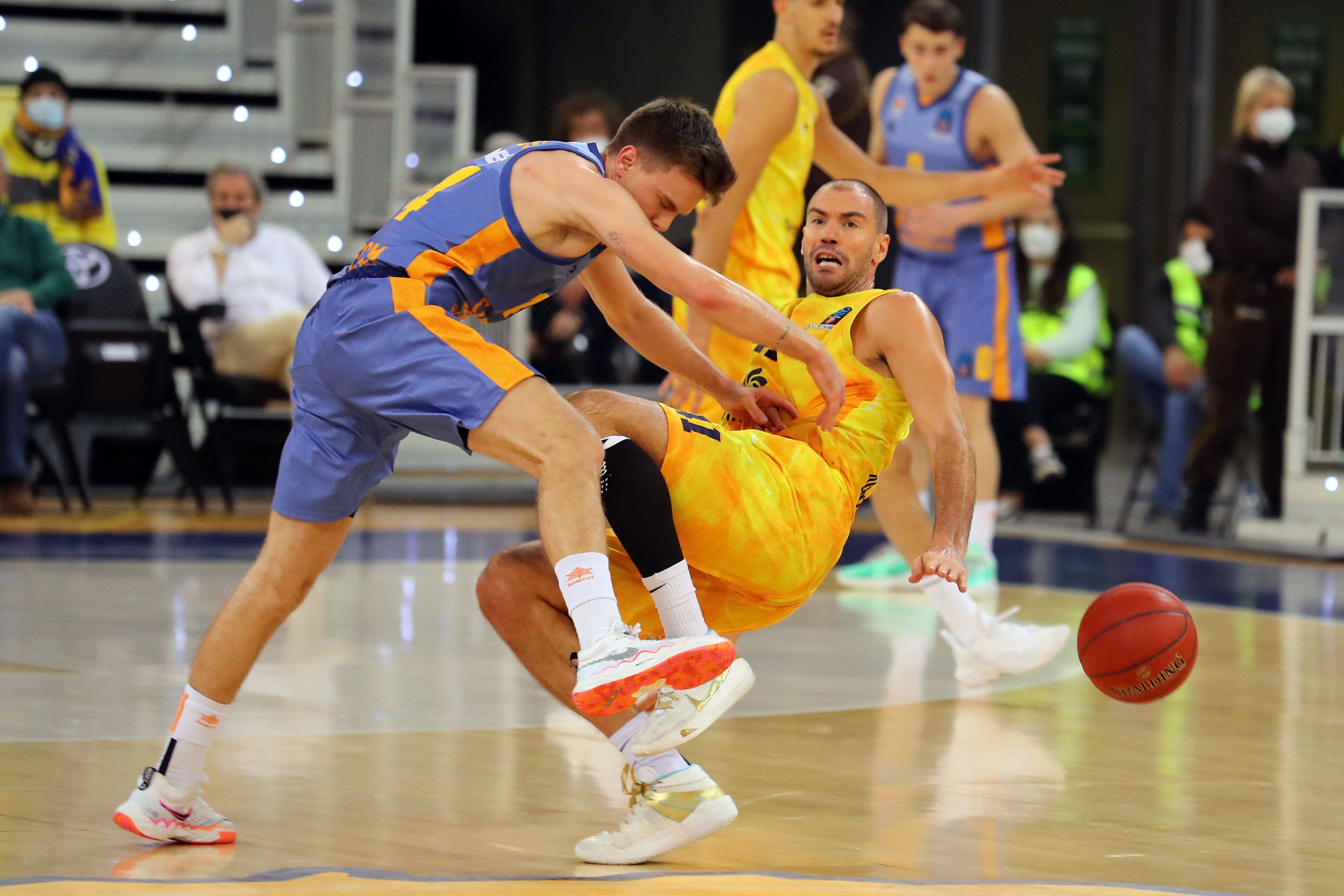 GRAFCAN9920. LAS PALMAS DE GRAN CANARIA, 01/02/2022.- El jugador del Valencia Basket MArtín Hermannsson (i) y el jugador del Gran Canaria Oliver Stevic (d) durante el partido de Eurocup que ambos equipos disputaron este martes en el Gran Canaria Arena, en Las Palmas de Gran Canaria. EFE/ Elvira Urquijo A.
