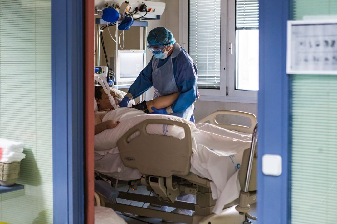 Una enfermera atendiendo a un paciente de COVID-19.