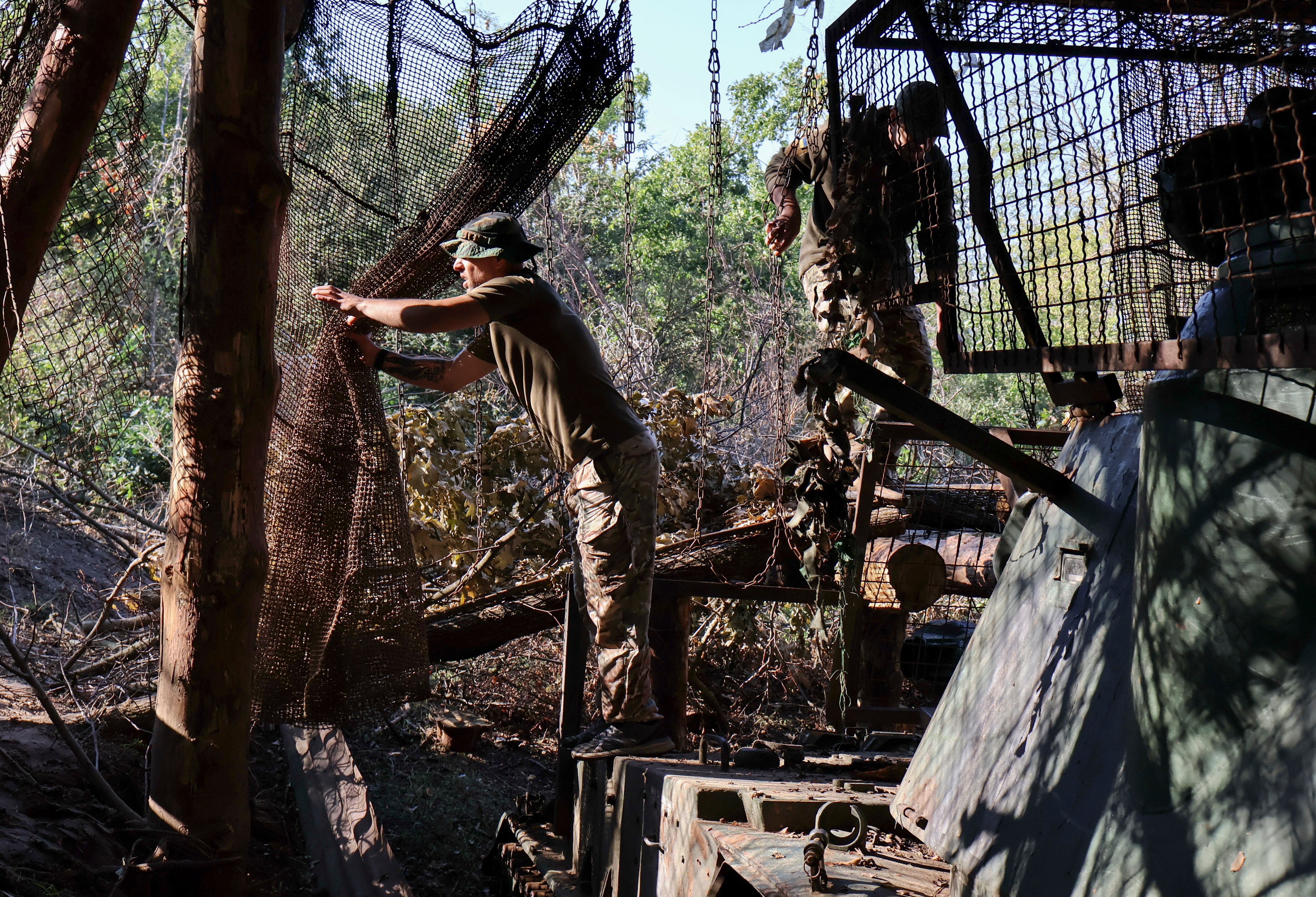 Undisclosed (Ukraine), 20/09/2025.- A handout photo made available by the press service of the 65th Separate Mechanized Brigade of the Ukrainian Armed Forces shows servicemen from the brigade inspecting an anti-drone protection on a 2S3 'Akatsiya' self-propelled gun at an undisclosed, in Zaporizhzhia region, southeastern Ukraine, 20 September 2025, amid the Russian invasion. (Rusia, Ucrania) EFE/EPA/UKRAINE'S 65TH MECHANIZED BRIGADE PRESS SERVICE HANDOUT HANDOUT EDITORIAL USE ONLY/NO SALES