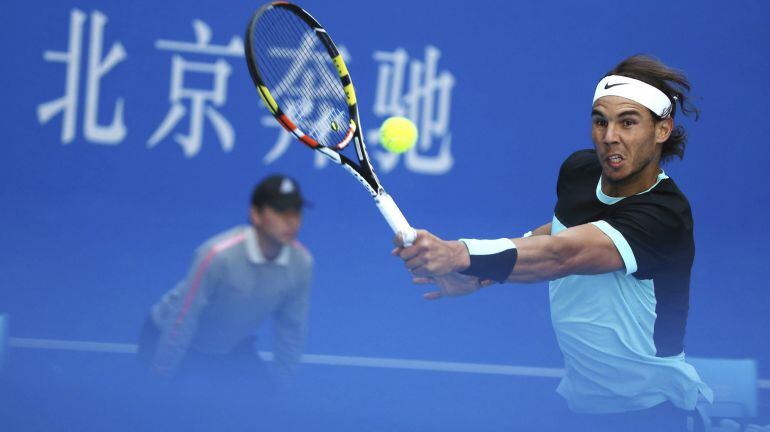 El tenista español Rafa Nadal devuelve la bola al estadounidense Jack Sock durante el partido de cuartos de final en el Abierto de China.