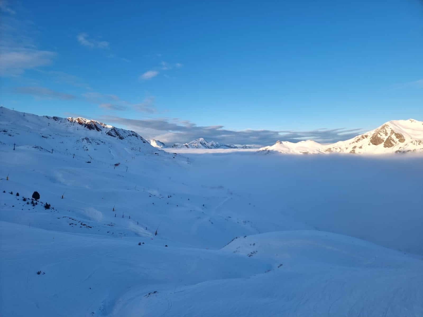 Foto de Astún este domingo 4 de enero en un día de postal