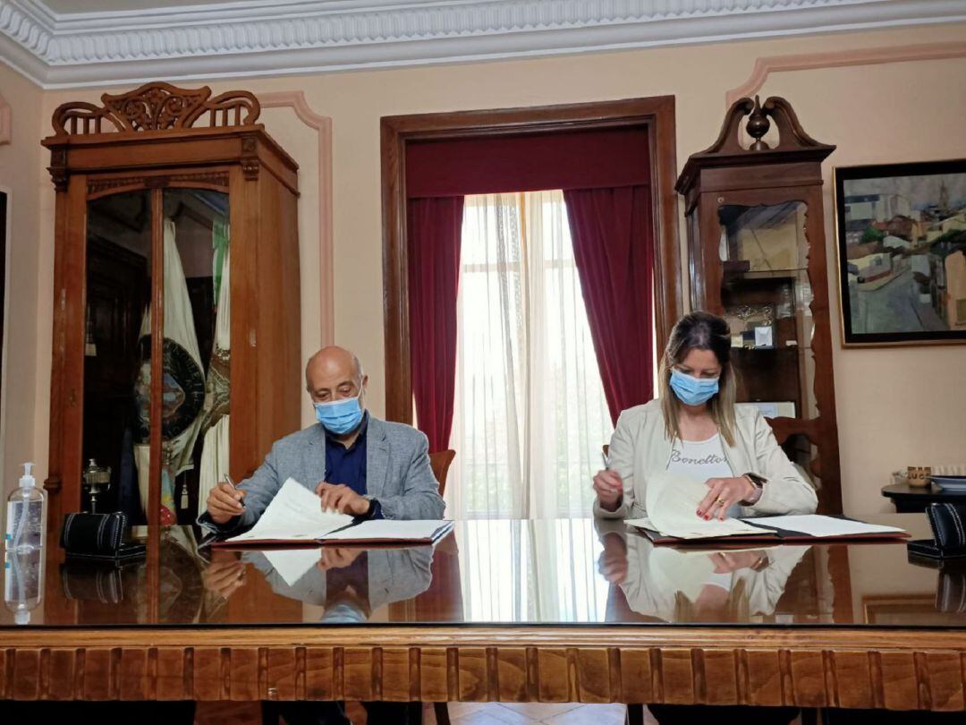 A alcaldesa de Lugo, Lara Méndez, e o presidente da Confederación Hidrográfica, José Antonio Quiroga na sinatura do convenio