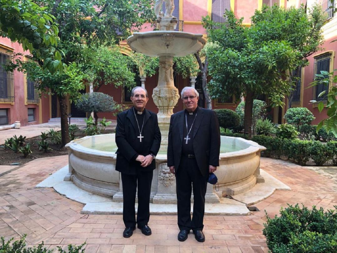 Monseñor Saiz Meneses, a la derecha de la imagen, ha estado recientemente en Sevilla departiendo con el ya administrador apostólico Juan José Asenjo Pelegrina