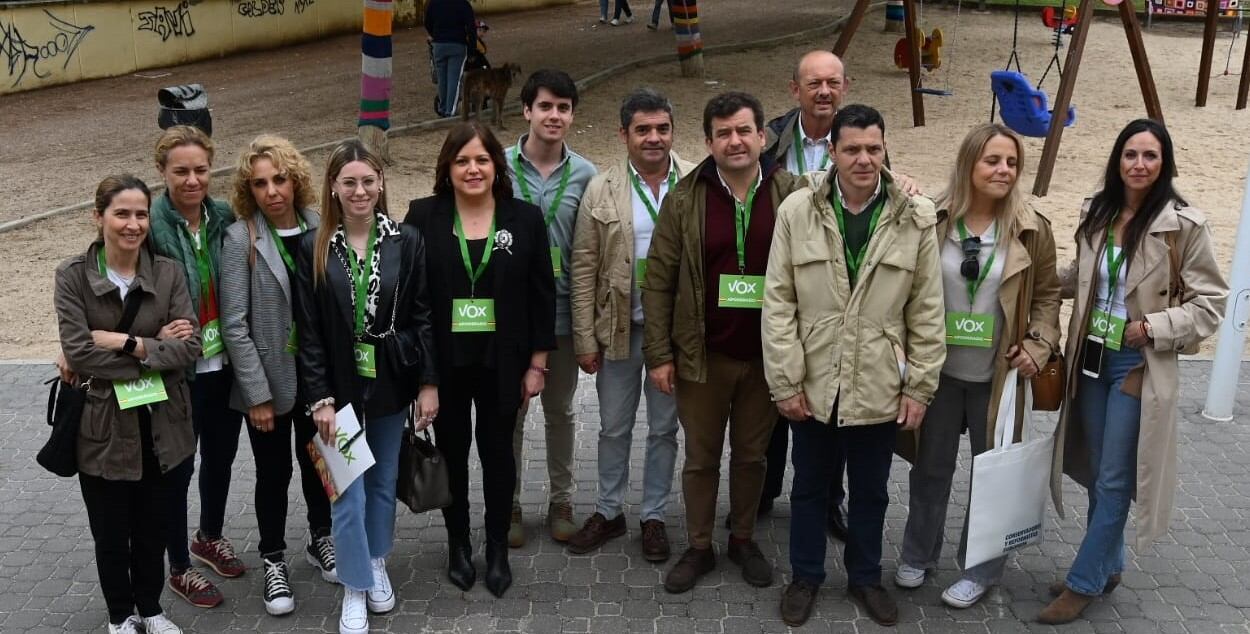 El concejal electo Ricardo Chamorro junto a miembros de la candidatura