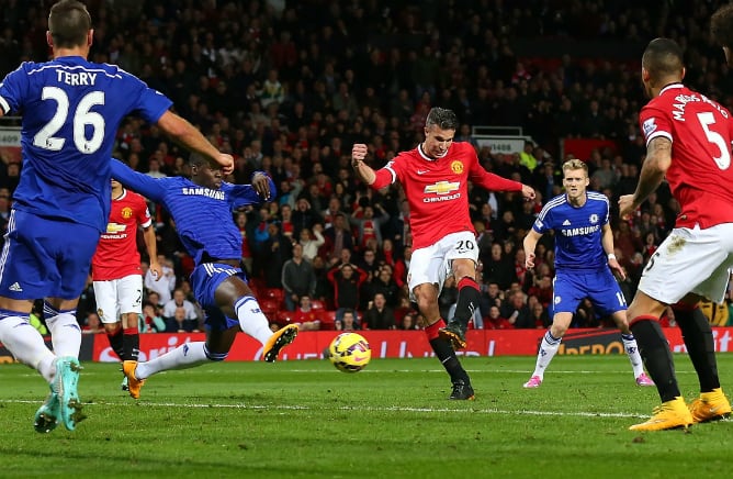 Van Persie golpea el balón que supuso el empate