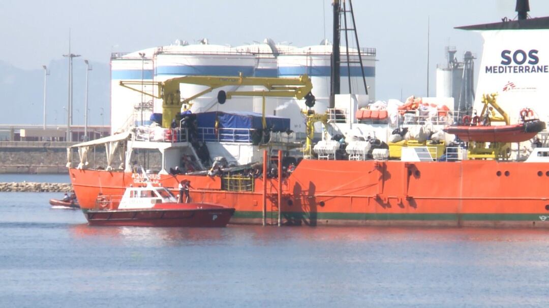 El Aquarius entra por la bocana del Puerto de València