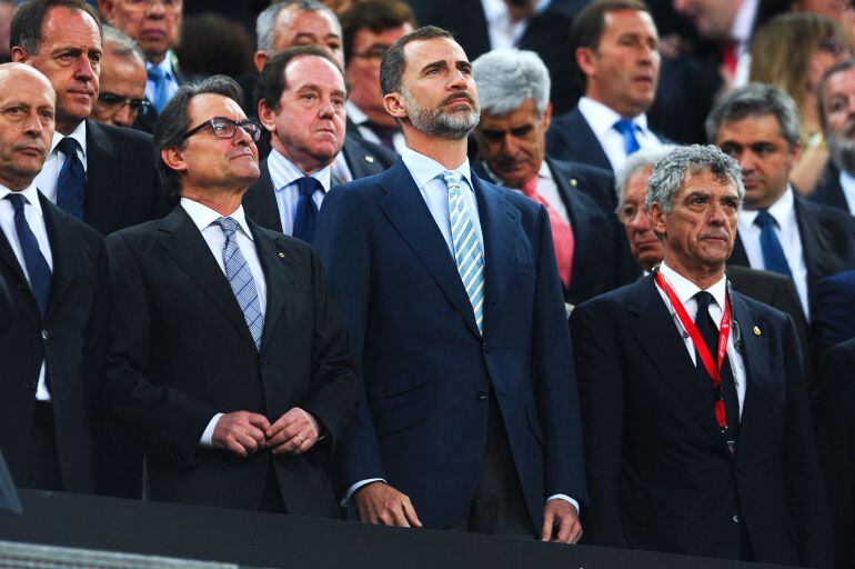 El rey, junto a los entonces presidentes de la Generalitat y de la Federación Española de Fútbol, Artur Mas y Ángel Villar, respectivamente.