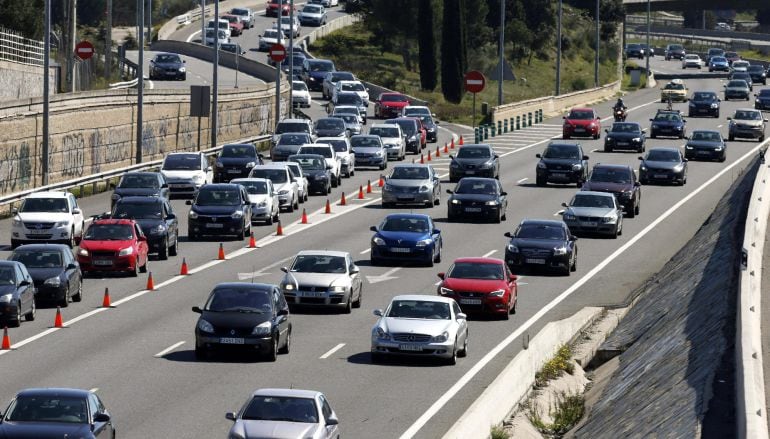 Estado de la circulación en la A-6, carretera de A Coruña, a primera hora de la tarde de una jornada que se prevé complicada.