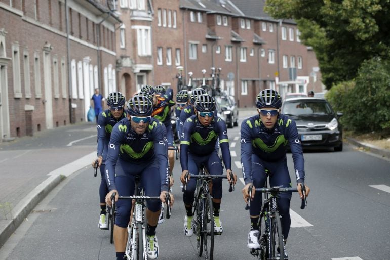 Entrenamiento de ciclistas de Movistar Team antes del Tour de Francia