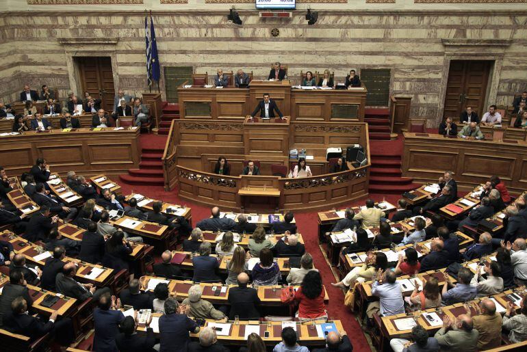 El Primer Ministro de Grecia, Alexis Tsipras, habla en el debate sobre el referéndum celebrado en el parlamento griego.