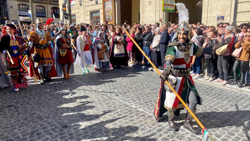Jordi Seguí, el nuevo sargento cristiano, en l'arrancà del bando de la cruz en la plaza de España.