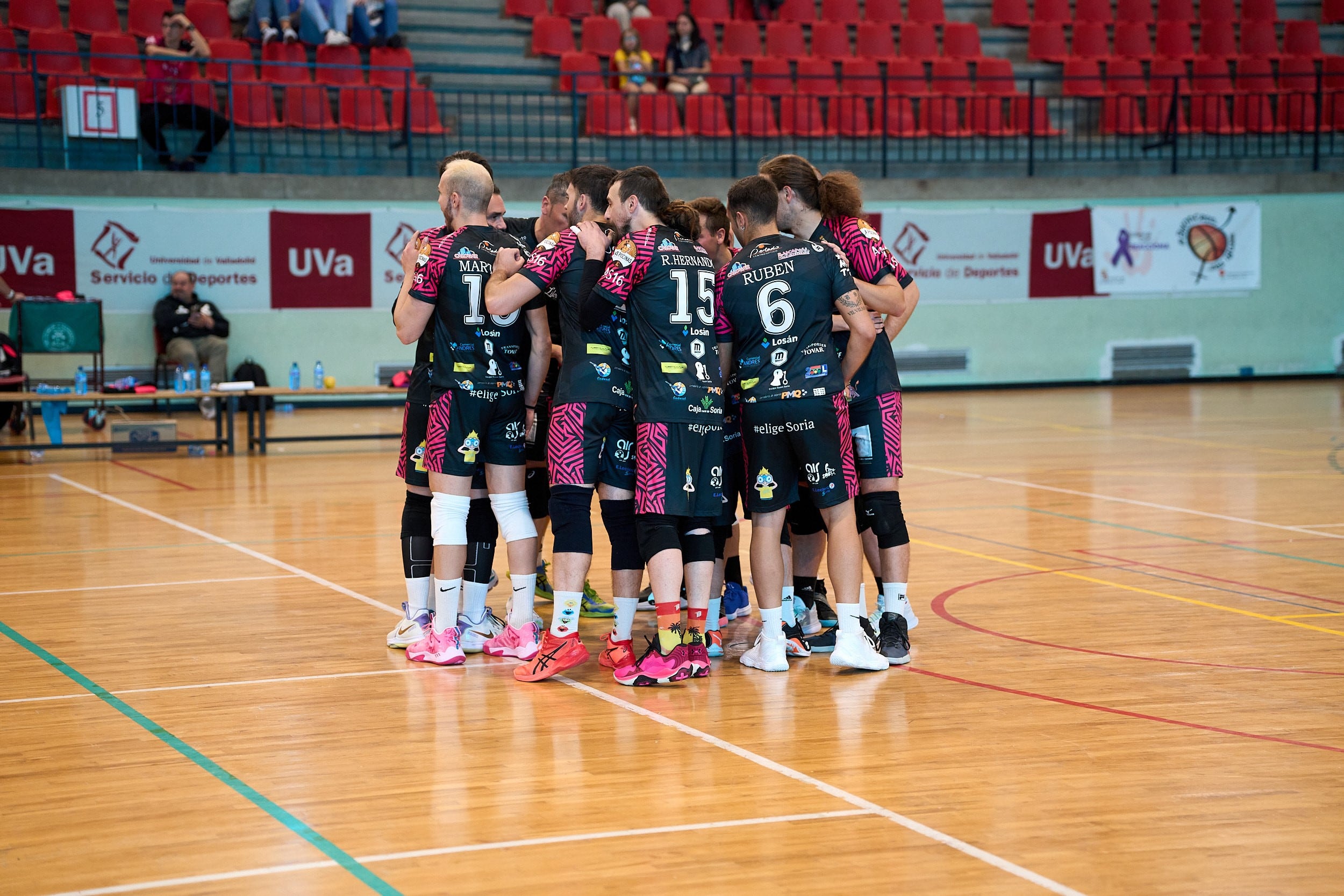 Piña de jugadores del Moreno Sáez Sporting CV Soria en un partido de la temporada.