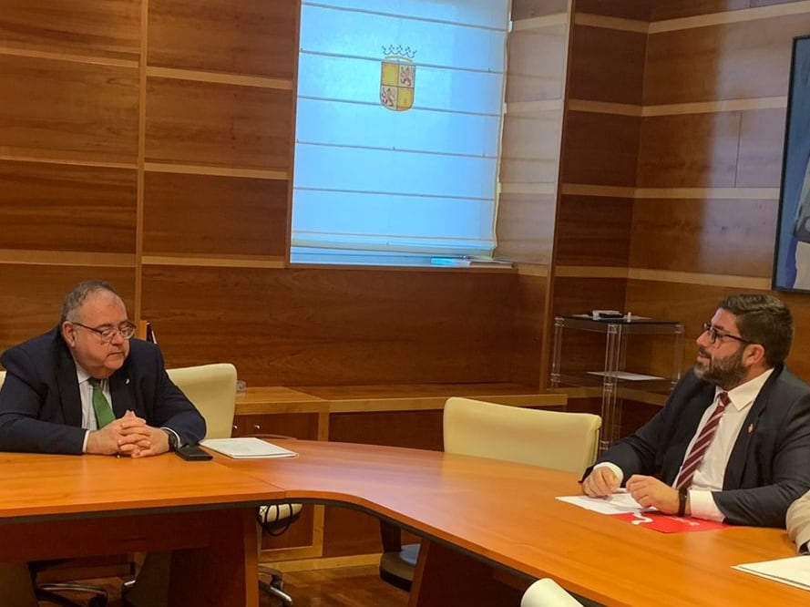 El consejero de Sanidad (izquierda) y el alcalde de Ávila (derecha) durante una reunión celebrada el pasado mes de octubre para hablar de la situación del Complejo Hospitalario. Imagen de archivo