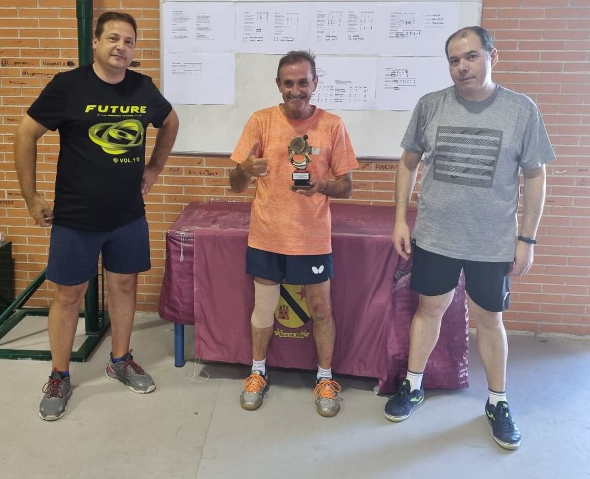 Momento de la entrega de premios al campeón absoluto, Melchor Utrera López, en el centro por el concejal de Obras y Servicios, José Luis Latorre, izquierda