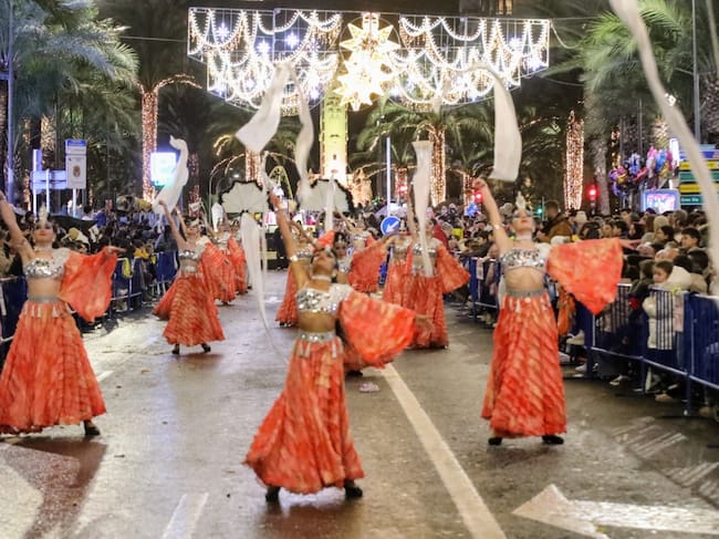 Momento de la cabalgata de los Reyes Magos en Alicante 2026