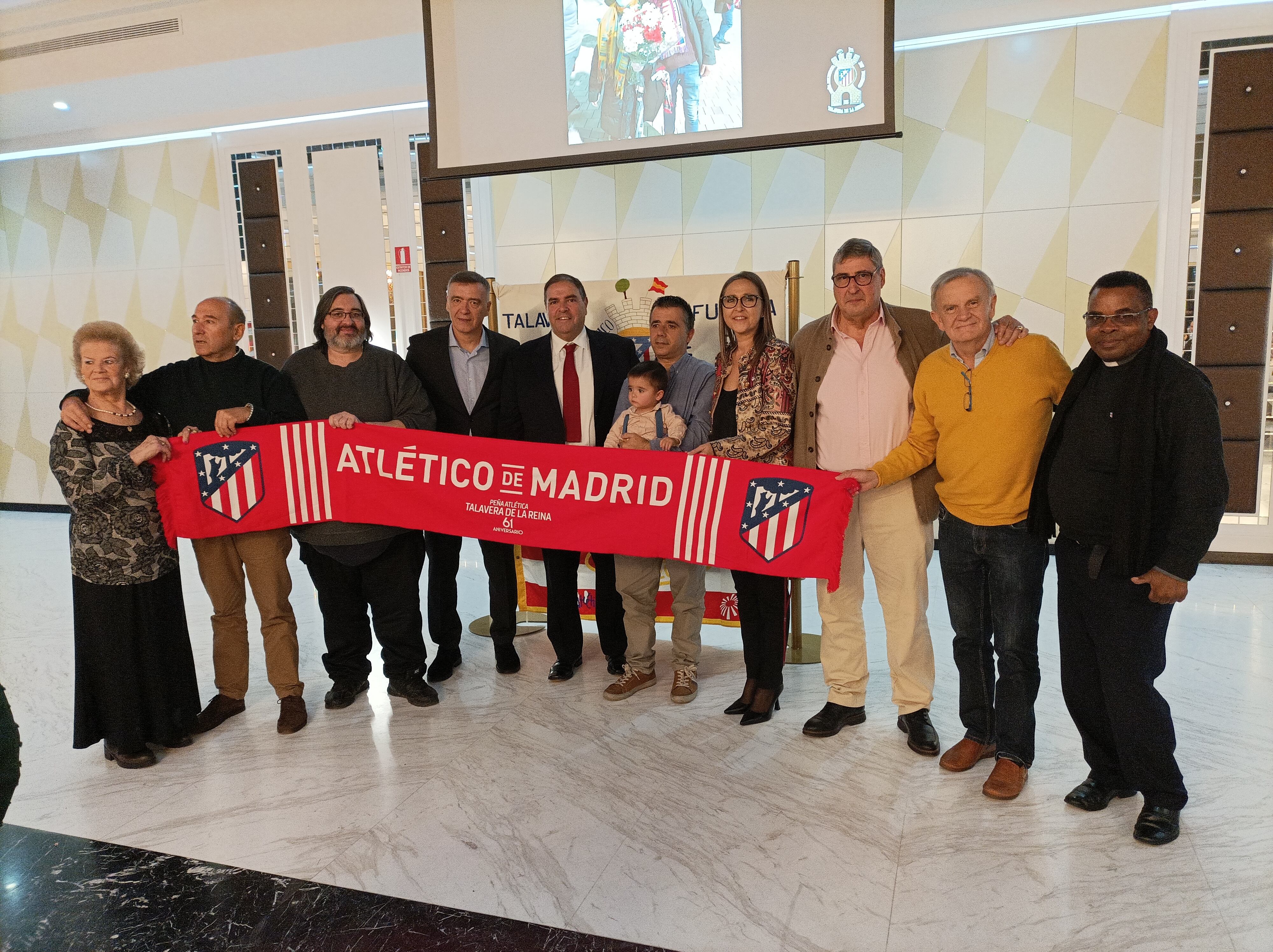 Milinko Pántic con representantes de la Peña del Atlético de Madrid