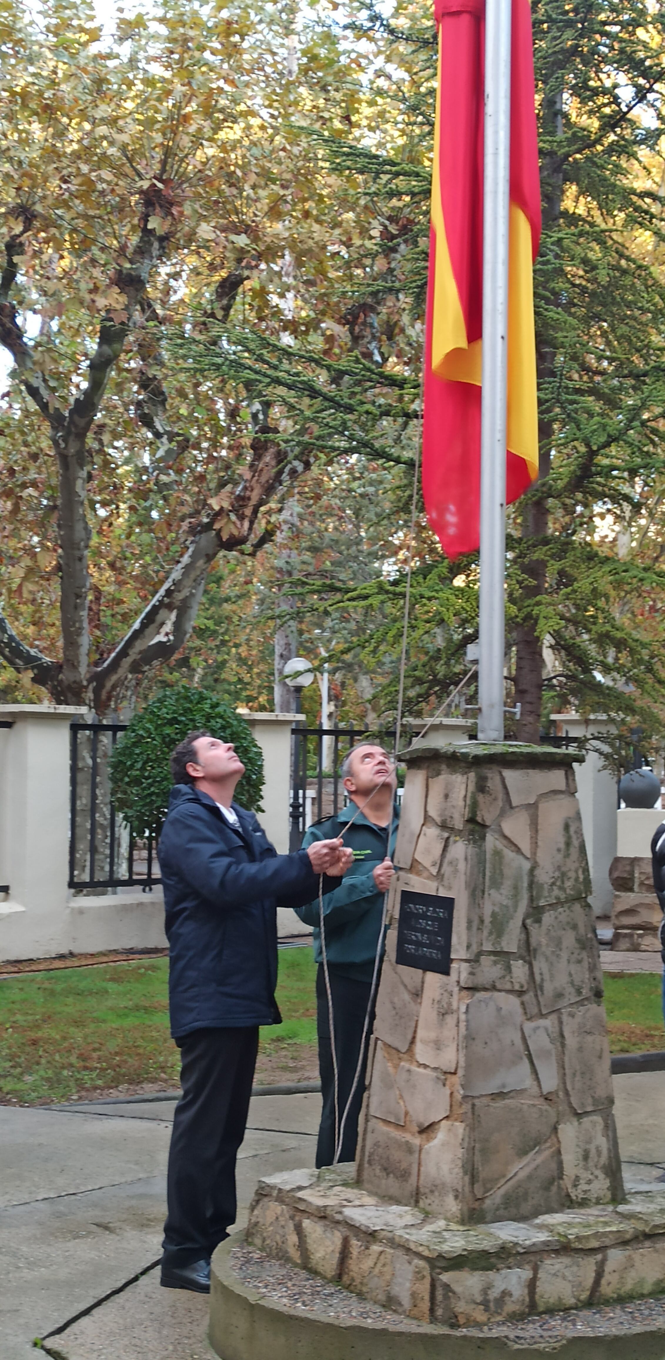 Germán Vicente, decano de la Facultad de Ciencias de la Salud y el Deporte izaba la bandera