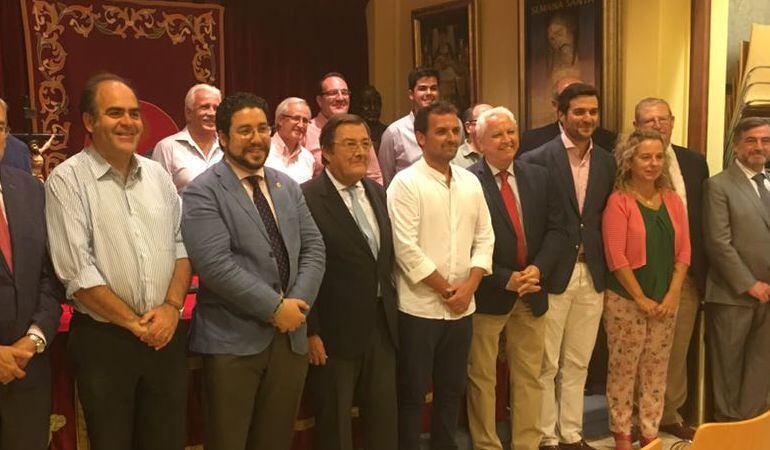 Juan Manuel Labrador, segundo por la izquierda, el día de su designación como pregonero de Las Glorias en este 2018