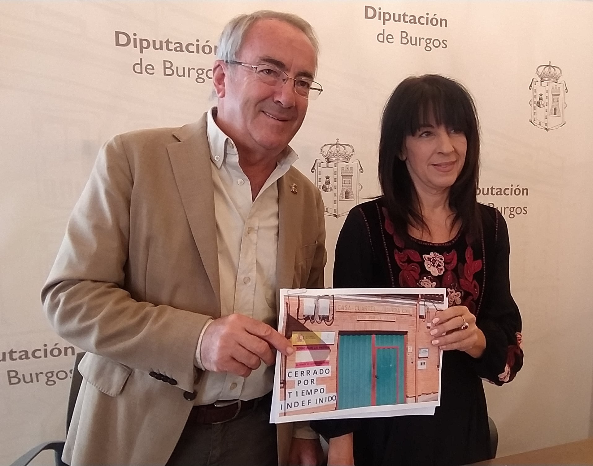 El alcalde de Villadiego, Ángel Carretón y la diputada Inmaculada Sierra, exhiben la foto del puesto de la Guardia Civil cerrado