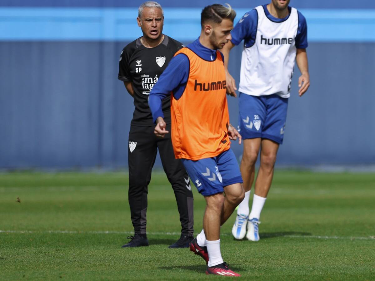 Los jugadores del Málaga Unai Bustinza y Pablo Chavarría, únicos lesionados
