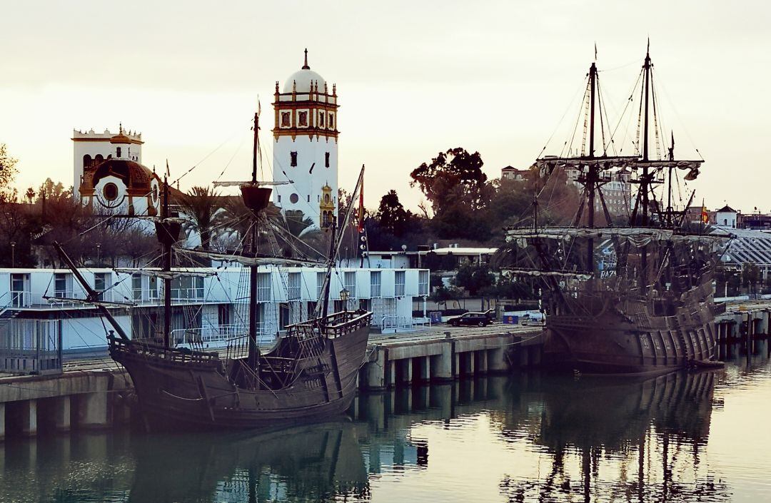 La Nao Victoria y el Galeón Andalucía están atracados desde este martes en el Muelle de las Delicias