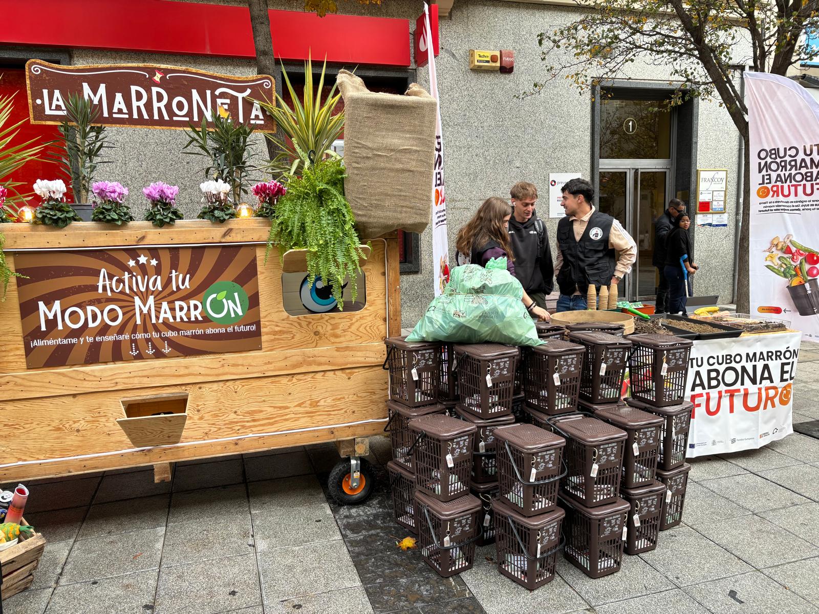 La Marroneta, junto a los cubos marrones para reciclar lo orgánico