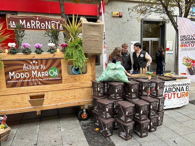 La Marroneta, junto a los cubos marrones para reciclar lo orgánico